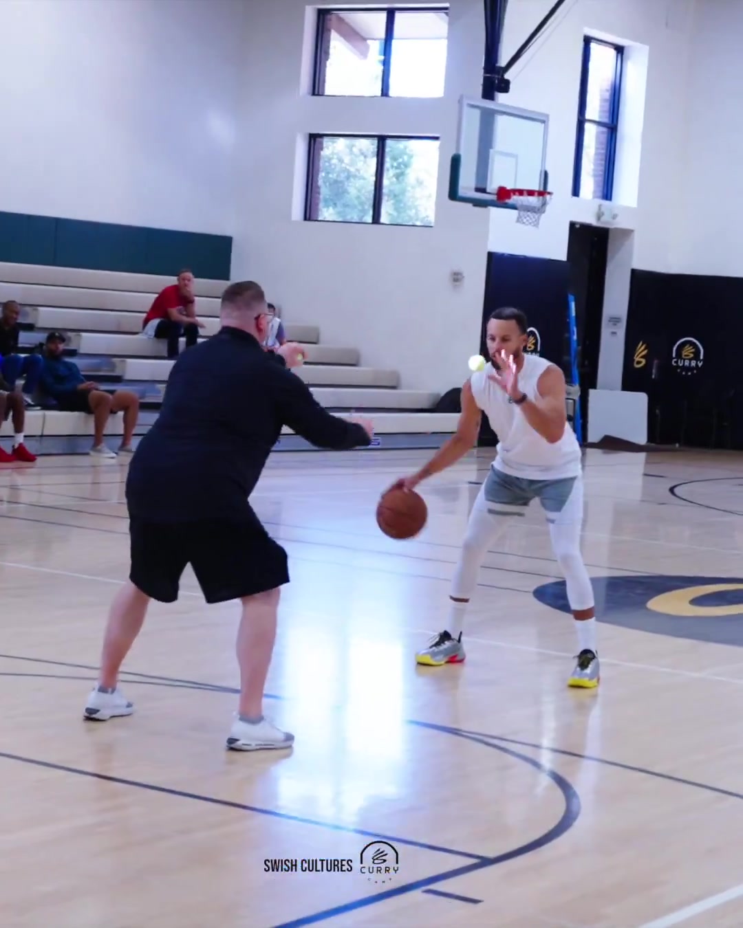 Kaiyun开云中国官网-一起看库里花式高级训练！这对专注力的要求简直逆天