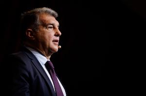 世体：巴萨全队抵达塞维利亚备战国王杯决赛，球迷在酒店迎接