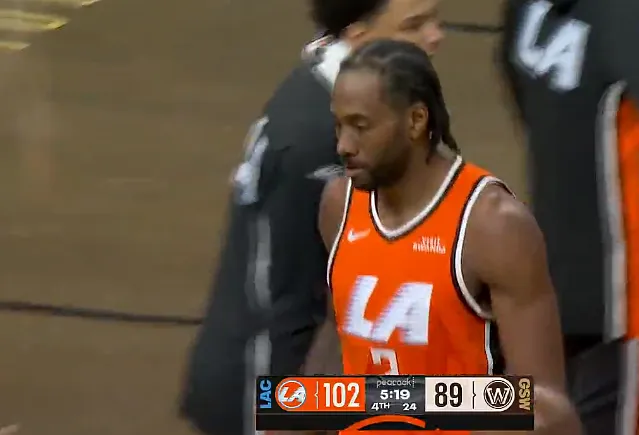 Kaiyun中国官网-伦纳德一打二慢三步上篮拿21分，快船轰出25-10反超勇士13分