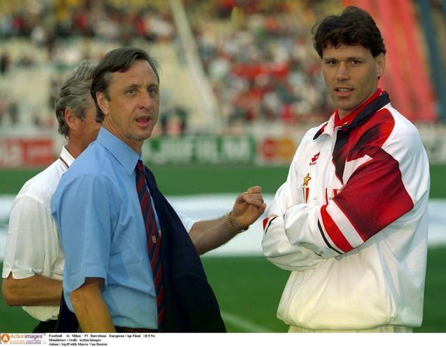 满级号的17岁！范巴斯滕首秀替下克鲁伊夫，这是足坛最牛交接