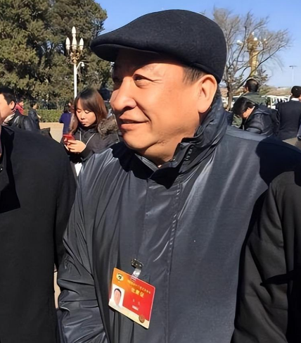 开云登录入口-75岁姜昆近况曝光，与46岁单身爱女相依为命，晚年日子太让人羡慕